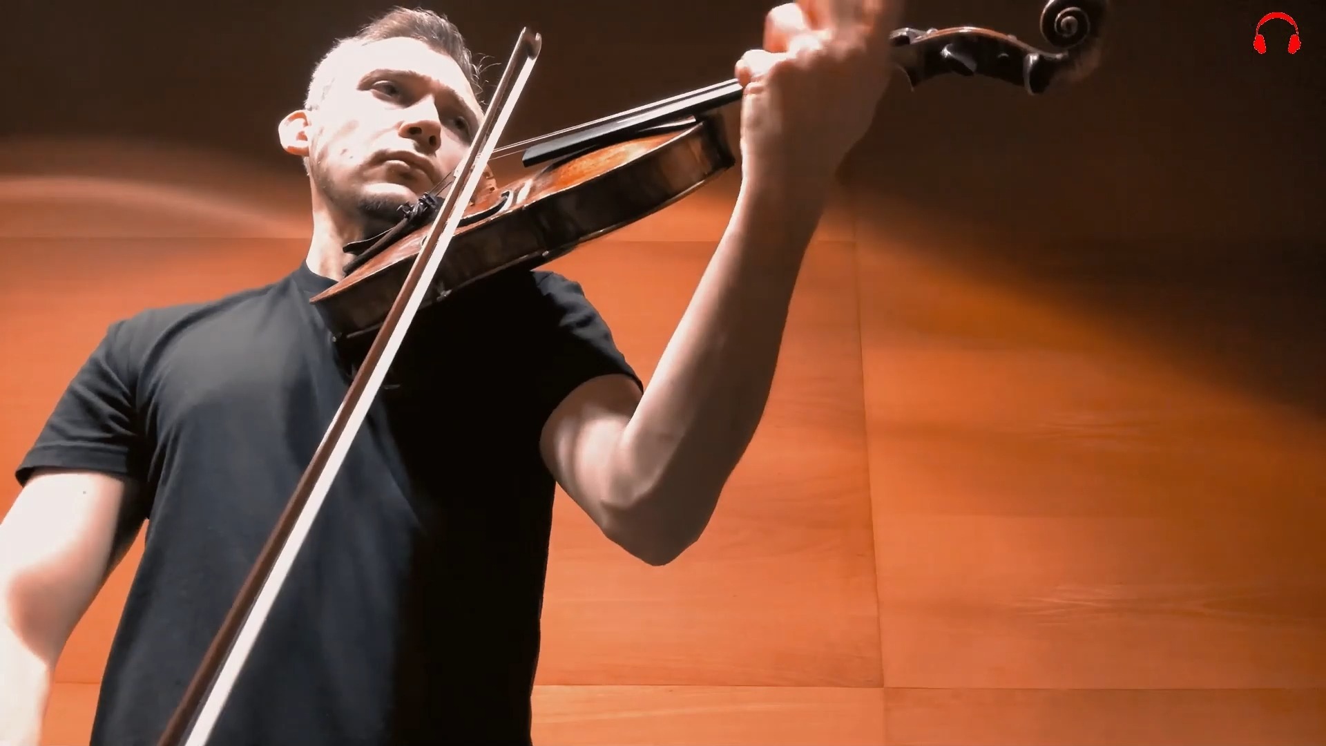 巴塞罗那观众热烈欢呼！，萨拉赫迎来三赛季出色发挥比赛高潮迭起的简单介绍-九游游戏